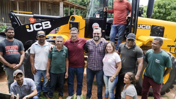 "Mais um passo para o fortalecimento da agricultura familiar" - disse Alan Rick ao entregar pá carregadeira em Capixaba